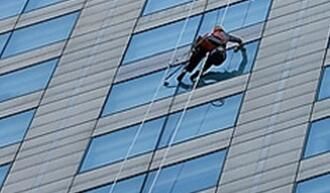 高空保潔的時(shí)候，如何刮去多余的水痕呢？