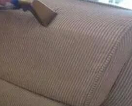 怎么清潔和保養(yǎng)沙發(fā)呢？